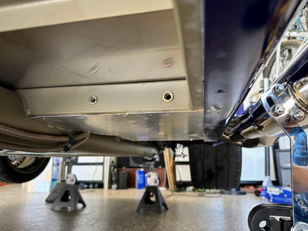 Mounting side exhaust hangers